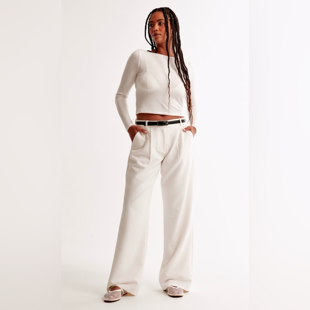 Abercrombie and Fitch
Curve Love A&F Sloane Low Rise Tailored Wide Leg Pant